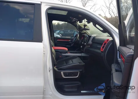 2021 Ram 1500 Laramie 4X2 5'7 Box z USA, uszkodzony, nr VIN 1C6RREJT1MN712102